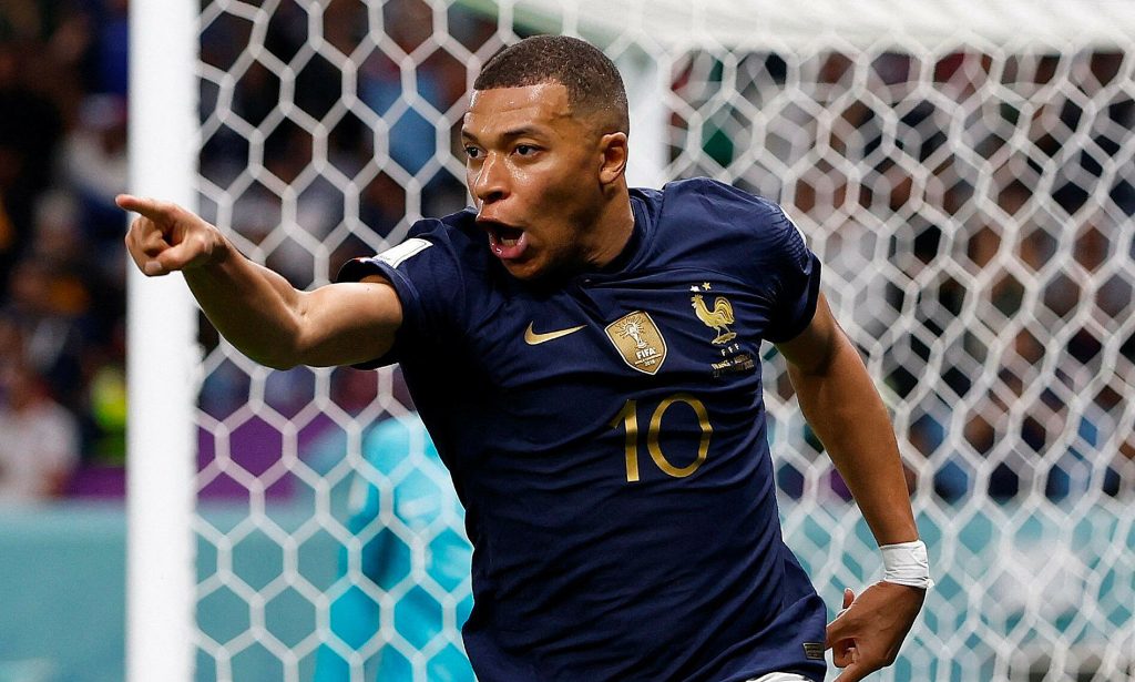 Mbappe ghi bàn