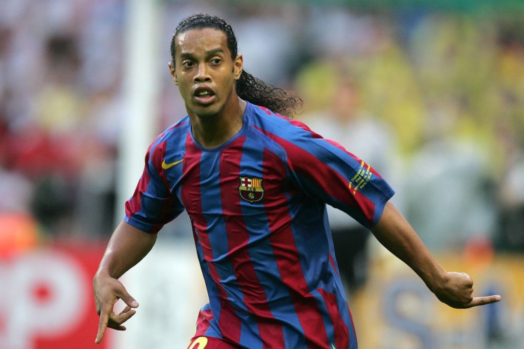vị trí đá của Ronaldinho
