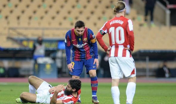 Messi đánh người